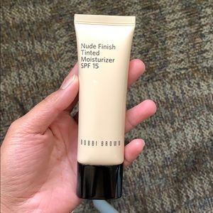 Bobbi Brown Nude Finish Tinted Moisturizer SPF 15